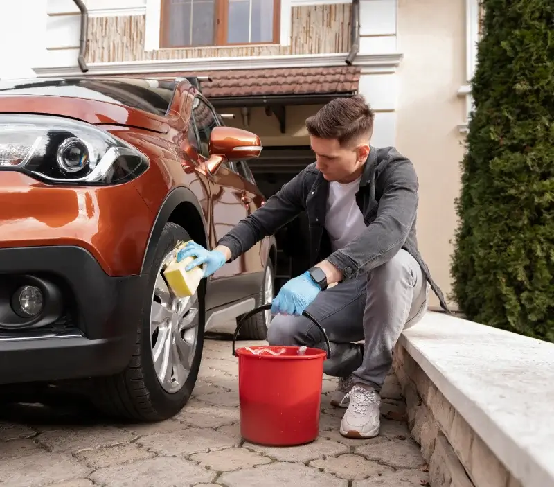 Lavage auto à domicile Douvres-la-Délivrande : professionnel intervenant sur un véhicule